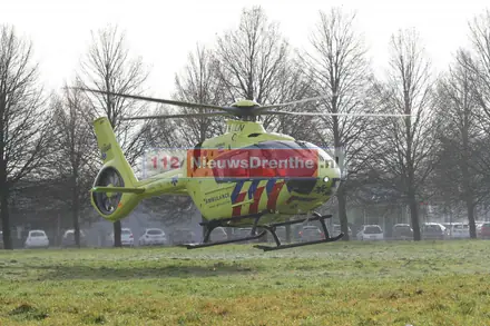 Auto botst tegen boom op de Nijbracht in Emmen — foto 8 van 12