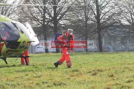 Auto botst tegen boom op de Nijbracht in Emmen — foto 9 van 12