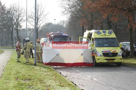 Auto botst tegen boom op de Nijbracht in Emmen — foto 10 van 12