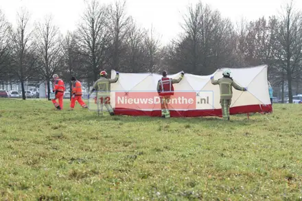 Auto botst tegen boom op de Nijbracht in Emmen — foto 11 van 12