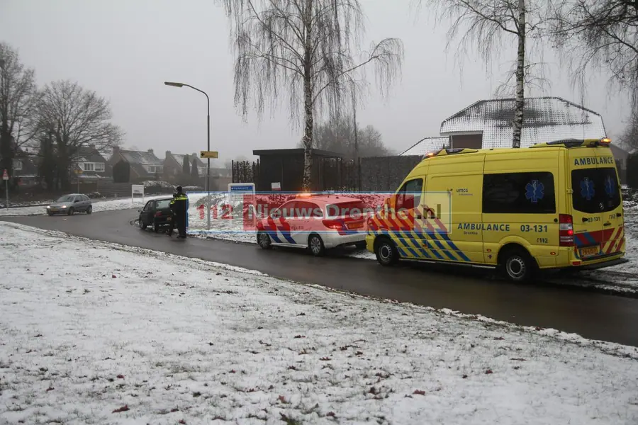 Twee auto’s botsen tegen elkaar op kruising in Emmen