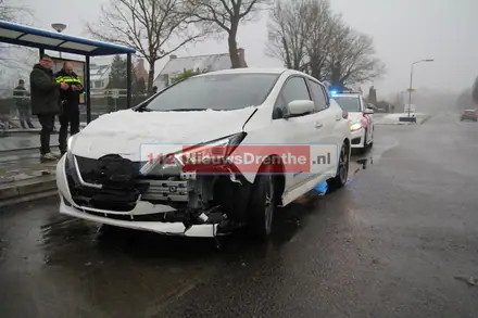 Twee auto’s botsen tegen elkaar op kruising in Emmen — foto 2 van 3