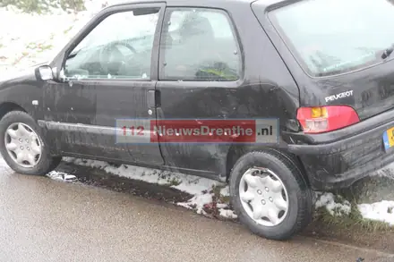 Twee auto’s botsen tegen elkaar op kruising in Emmen — foto 3 van 3