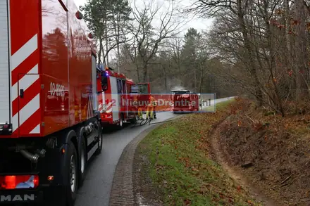 Bedrijfsbus vat vlam in nabij Grolloo — foto 5 van 6