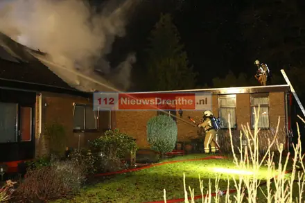 Metershoge vlammen bij brand in bungalowwoning Gasselte — foto 2 van 9