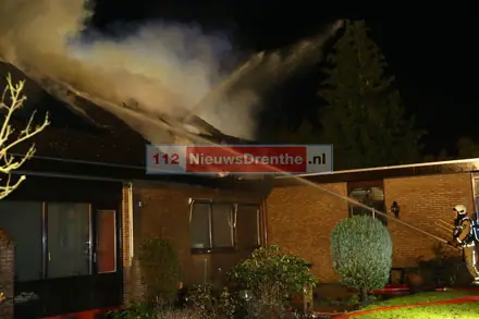 Metershoge vlammen bij brand in bungalowwoning Gasselte — foto 3 van 9