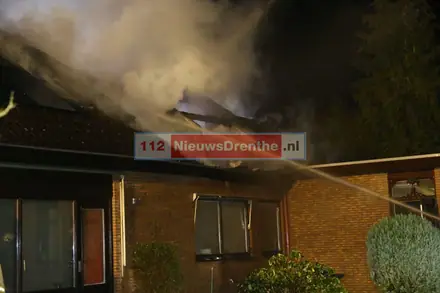 Metershoge vlammen bij brand in bungalowwoning Gasselte — foto 4 van 9