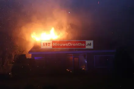 Metershoge vlammen bij brand in bungalowwoning Gasselte — foto 5 van 9