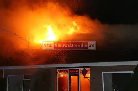 Metershoge vlammen bij brand in bungalowwoning Gasselte — foto 9 van 9