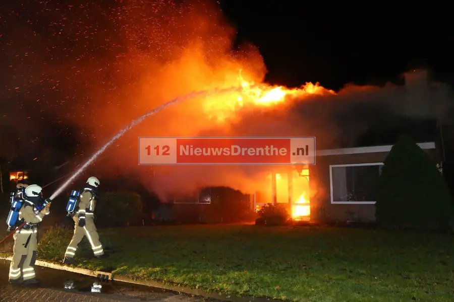 Metershoge vlammen bij brand in bungalowwoning Gasselte