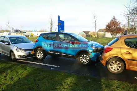 Drie auto’s betrokken bij kop-staartbotsing op N378 bij Gasselternijveen — foto 1 van 3