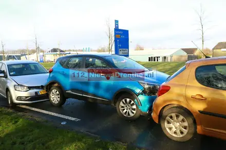 Drie auto’s betrokken bij kop-staartbotsing op N378 bij Gasselternijveen — foto 2 van 3