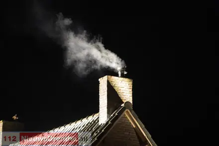 Schoorsteenbrandje aan de Annerstreek in Annen — foto 2 van 9