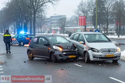Botsing op de Dordsestraat in Emmen: veel blikschade, geen gewonden — foto 1 van 4