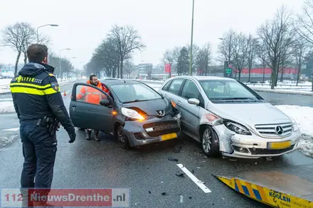 Botsing op de Dordsestraat in Emmen: veel blikschade, geen gewonden — foto 3 van 4