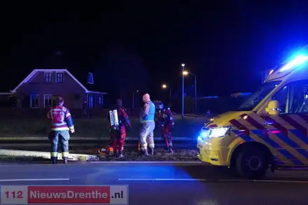 Auto raakt te water in Emmer-Compascuum — foto 5 van 10