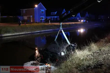 Auto raakt te water in Emmer-Compascuum — foto 8 van 10