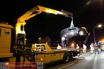 Auto raakt te water in Emmer-Compascuum — foto 9 van 10