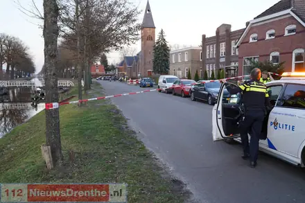 Weg in Emmer-Compascuum afgesloten na vondst mogelijk explosief — foto 1 van 8
