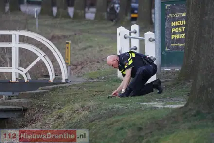 Weg in Emmer-Compascuum afgesloten na vondst mogelijk explosief — foto 7 van 8