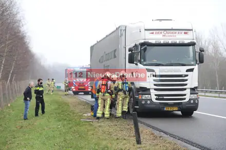 Vrachtwagen vat vlam tijdens het rijden op de A37 bij Zwartemeer — foto 2 van 7