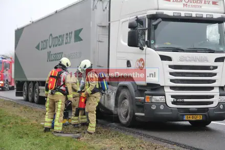 Vrachtwagen vat vlam tijdens het rijden op de A37 bij Zwartemeer — foto 3 van 7