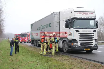 Vrachtwagen vat vlam tijdens het rijden op de A37 bij Zwartemeer — foto 4 van 7