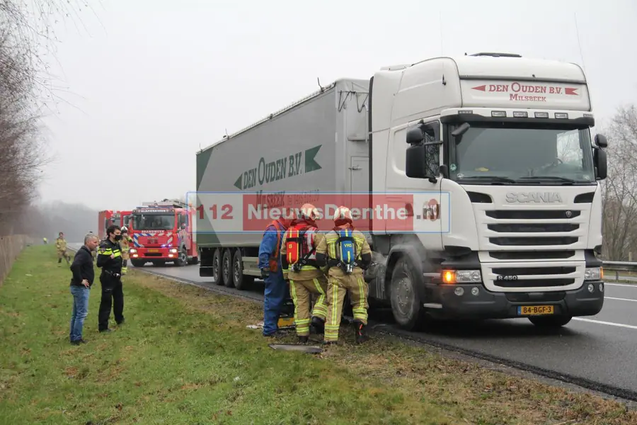 Vrachtwagen vat vlam tijdens het rijden op de A37 bij Zwartemeer