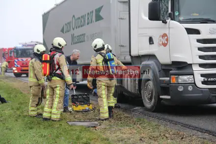Vrachtwagen vat vlam tijdens het rijden op de A37 bij Zwartemeer — foto 5 van 7
