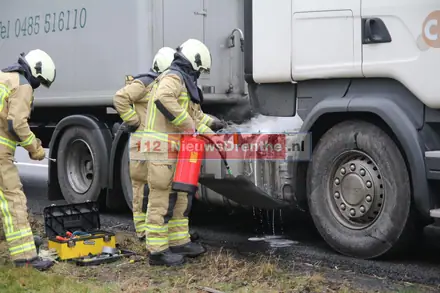 Vrachtwagen vat vlam tijdens het rijden op de A37 bij Zwartemeer — foto 7 van 7