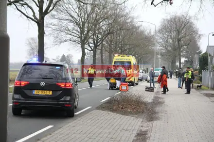 Auto rijdt scooter aan op de Langestraat in Klazienaveen: scooterrijder gewond naar het ziekenhuis — foto 1 van 2