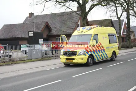 Auto rijdt scooter aan op de Langestraat in Klazienaveen: scooterrijder gewond naar het ziekenhuis — foto 2 van 2
