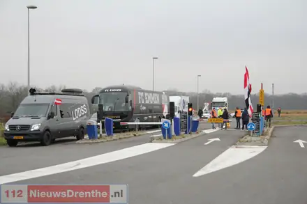 Emmen-supporters in toeteroptocht naar Oude Meerdijk: ‘Kippenvel’ — foto 2 van 12