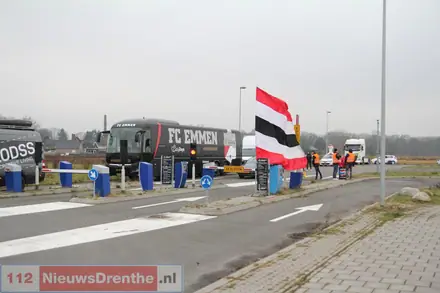 Emmen-supporters in toeteroptocht naar Oude Meerdijk: ‘Kippenvel’ — foto 1 van 12