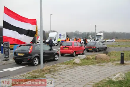 Emmen-supporters in toeteroptocht naar Oude Meerdijk: ‘Kippenvel’ — foto 4 van 12