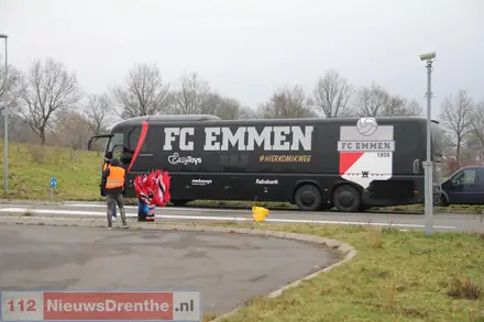 Emmen-supporters in toeteroptocht naar Oude Meerdijk: ‘Kippenvel’ — foto 6 van 12