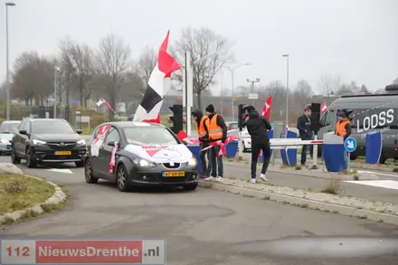 Emmen-supporters in toeteroptocht naar Oude Meerdijk: ‘Kippenvel’ — foto 7 van 12