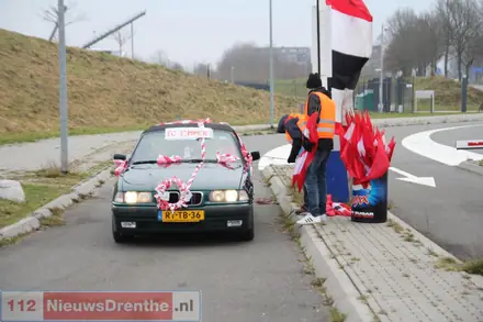 Emmen-supporters in toeteroptocht naar Oude Meerdijk: ‘Kippenvel’ — foto 8 van 12