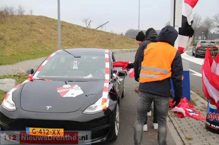 Emmen-supporters in toeteroptocht naar Oude Meerdijk: ‘Kippenvel’ — foto 10 van 12
