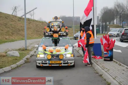 Emmen-supporters in toeteroptocht naar Oude Meerdijk: ‘Kippenvel’ — foto 11 van 12