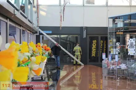 Winkelcentrum in Emmen staat blank door kapotte sprinkler: ‘Water loopt langs de muren naar beneden’ — foto 5 van 12