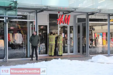 Winkelcentrum in Emmen staat blank door kapotte sprinkler: ‘Water loopt langs de muren naar beneden’ — foto 8 van 12