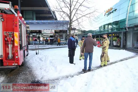 Winkelcentrum in Emmen staat blank door kapotte sprinkler: ‘Water loopt langs de muren naar beneden’ — foto 11 van 12