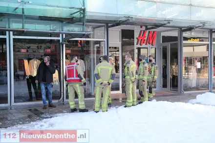 Winkelcentrum in Emmen staat blank door kapotte sprinkler: ‘Water loopt langs de muren naar beneden’ — foto 12 van 12