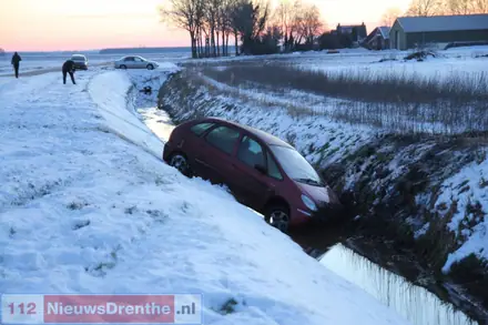 Auto in de sloot terecht gekomen in Valthermond — foto 3 van 7