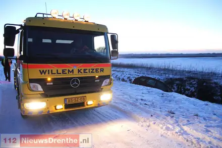 Auto in de sloot terecht gekomen in Valthermond — foto 4 van 7