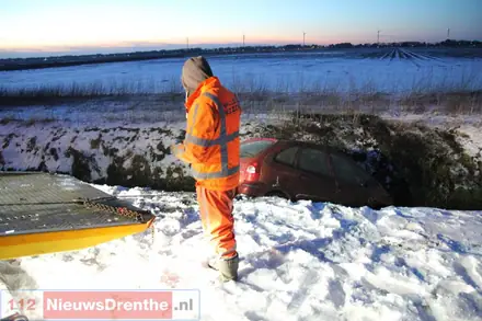 Auto in de sloot terecht gekomen in Valthermond — foto 7 van 7