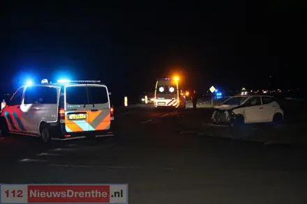 Auto in de sloot na botsing op N379 bij Valthermond — foto 1 van 4