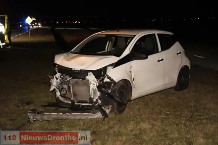 Auto in de sloot na botsing op N379 bij Valthermond — foto 2 van 4