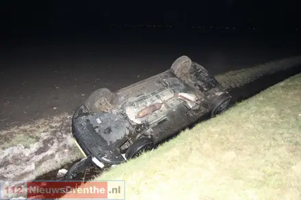 Auto in de sloot na botsing op N379 bij Valthermond — foto 4 van 4